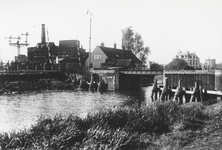 857343 Gezicht op de spoorbrug over de Noorder Ringvaart van de Watergraafsmeer te Amsterdam, nabij de voormalige ...